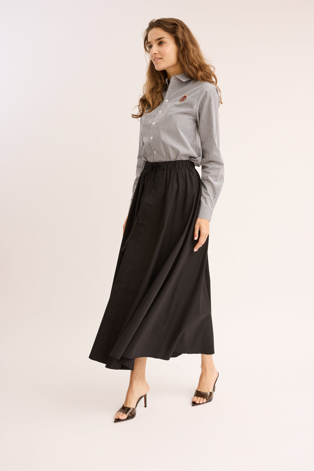 model walking in the Relaxed Cotton Drawstring Skirt.